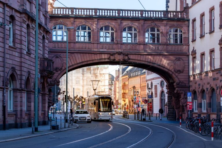 Anwälte für Betriebsprüfung Frankfurt am Main: Kontakt und steuerrechtliche Tätigkeitsbereiche