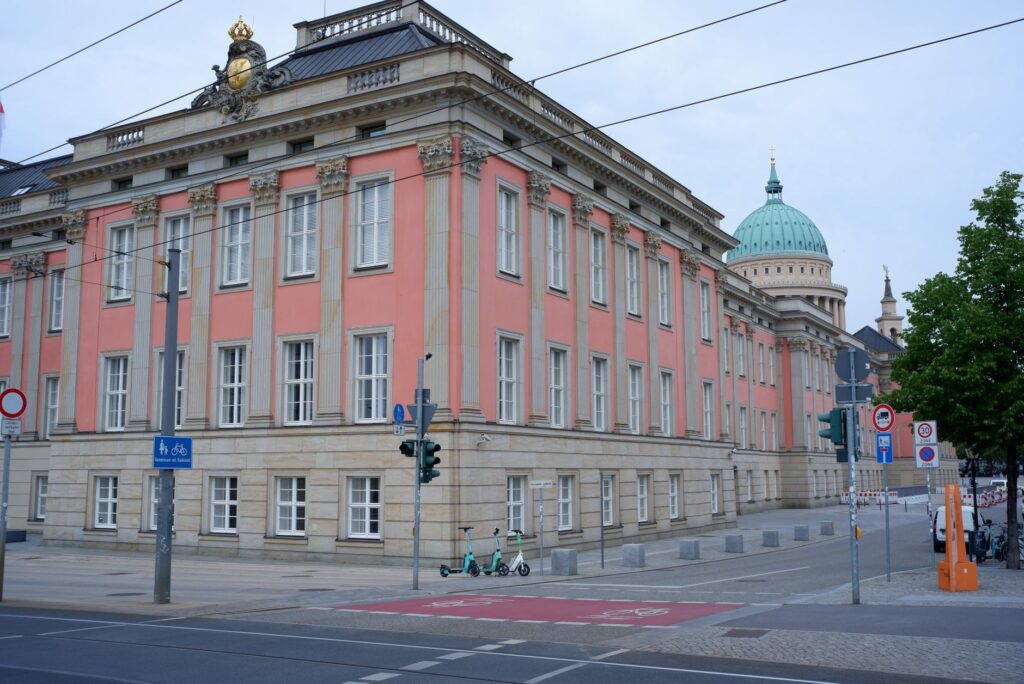 RA Dr. iur. Erwin Müller, M.A. (UC Davis), Fachanwalt für Steuerrecht in Potsdam 1 RA Dr. iur. Erwin Müller, M.A. (UC Davis), Fachanwalt für Steuerrecht in Potsdam